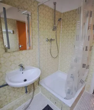 Kleine Uninaehe. Bad. Wlan Kueche Appartement *